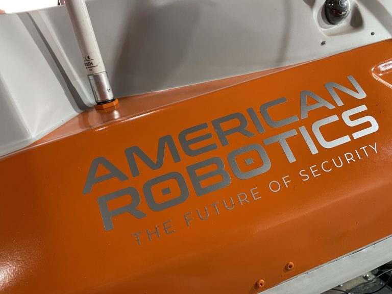 UGV Scout de American Robotics (a-rotics) es un vehículo avanzado no tripulado diseñado para brindar apoyo en entornos adversos. Capaz de patrullar en sitios inseguros, o cumplir acciones rutinarias.