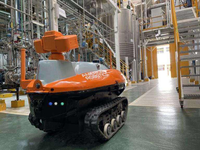 UGV Scout de American Robotics (a-rotics) es un vehículo avanzado no tripulado diseñado para brindar apoyo en entornos adversos. Capaz de patrullar en sitios inseguros, o cumplir acciones rutinarias.